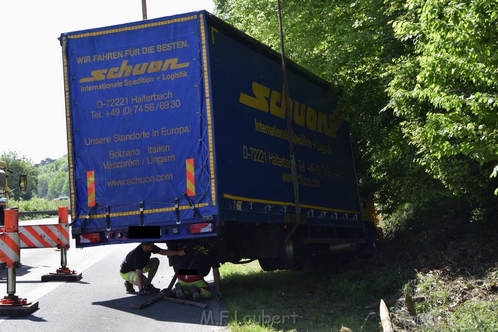 LKW in Boeschung A 3 Rich Frankfurt Hoehe Roesrath Lohmar P190.JPG - Miklos Laubert